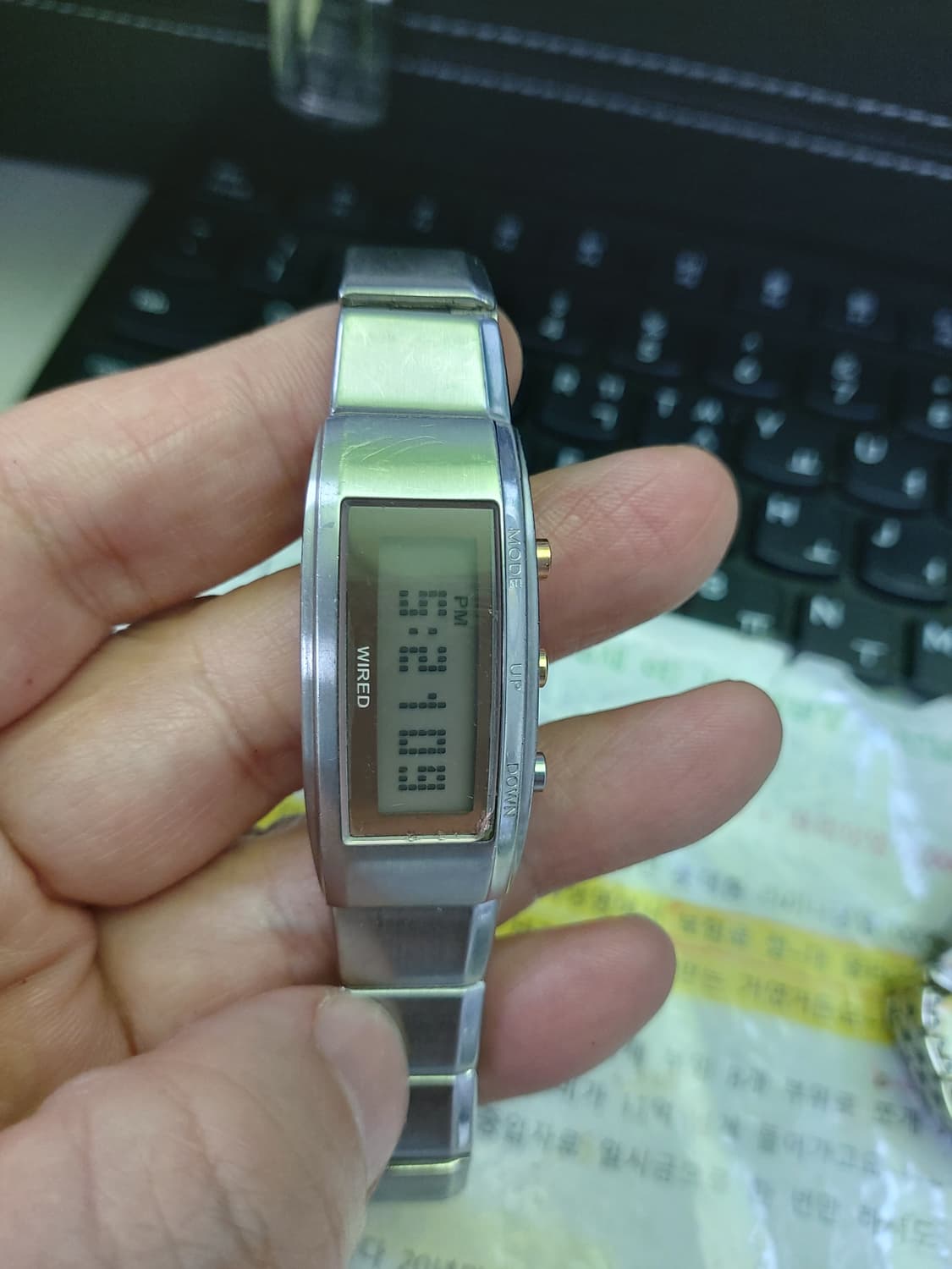 깔끔한 디자인의 와이어드 디지털 시계 상품이미지1