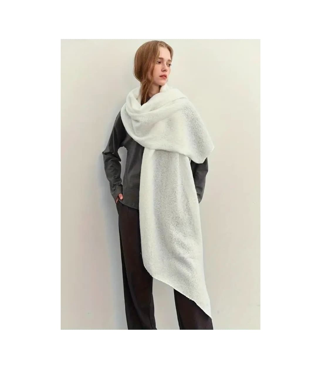 화이트 세미 부클 머플러(새상품) 상품이미지1