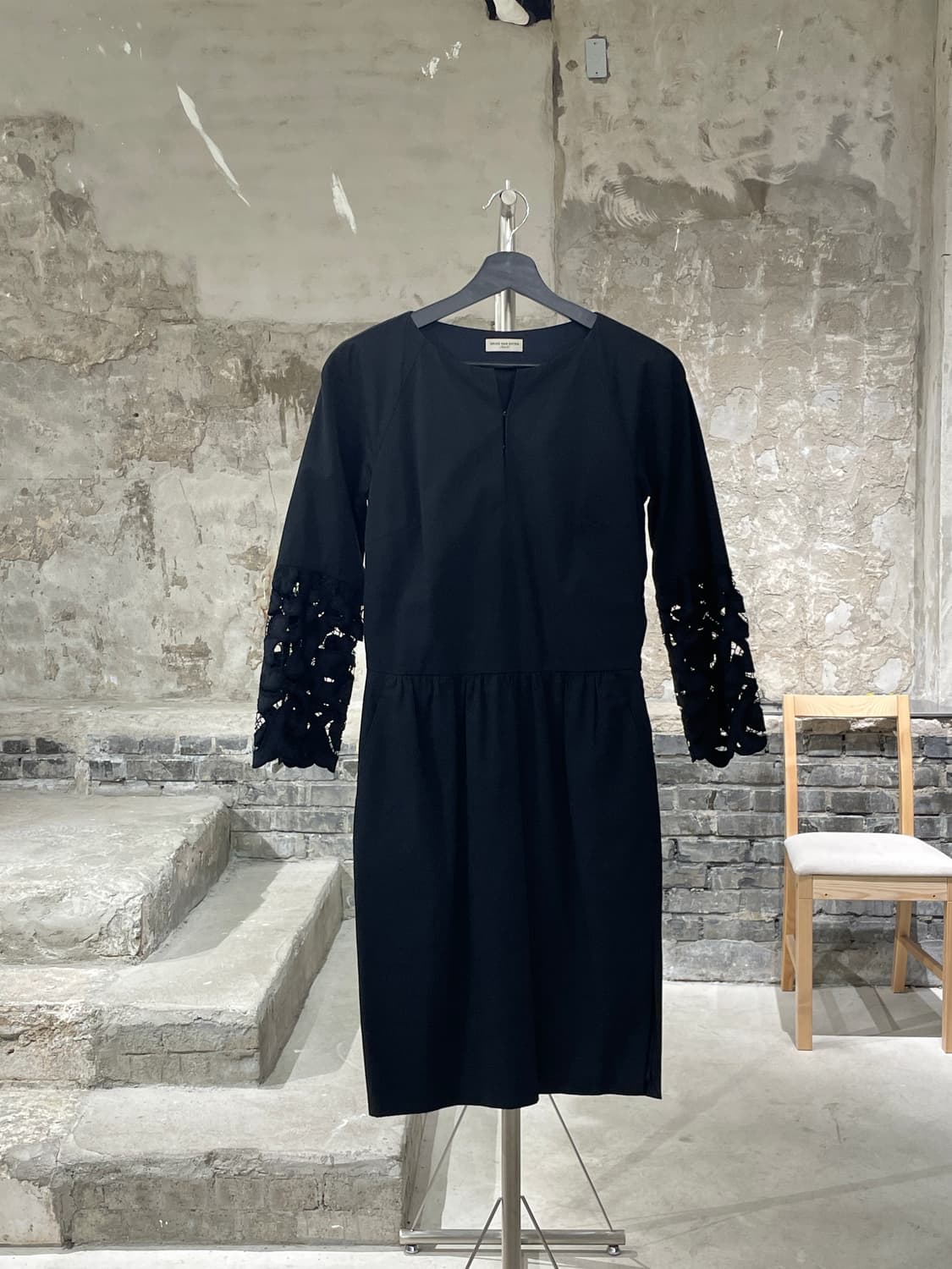 드리스 반 노튼 블랙 레이스 커프스 3/4 슬리브 코튼 미디원피스 상품이미지1