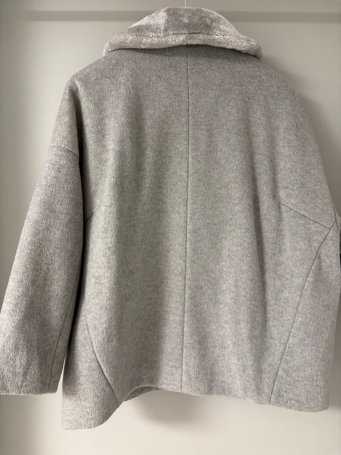 Discoat light grey fur coat M 상품이미지2