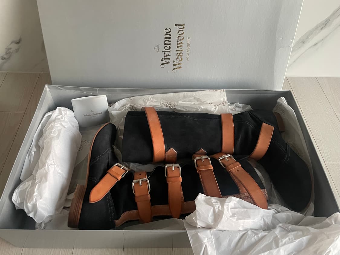 (매장구매) 비비안웨스트 우드 블랙 스웨이드 파일럿부츠 38 상품이미지2