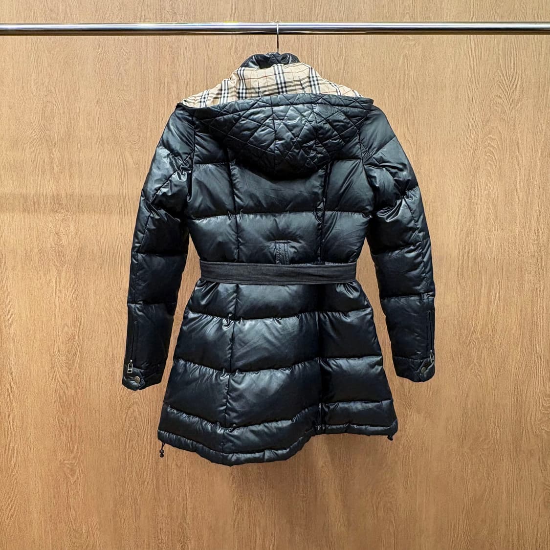 버버리 블루 라벨 퀄팅 패딩 탈부착 후드 골드 버클 벨트 디테일 블랙 상품이미지3