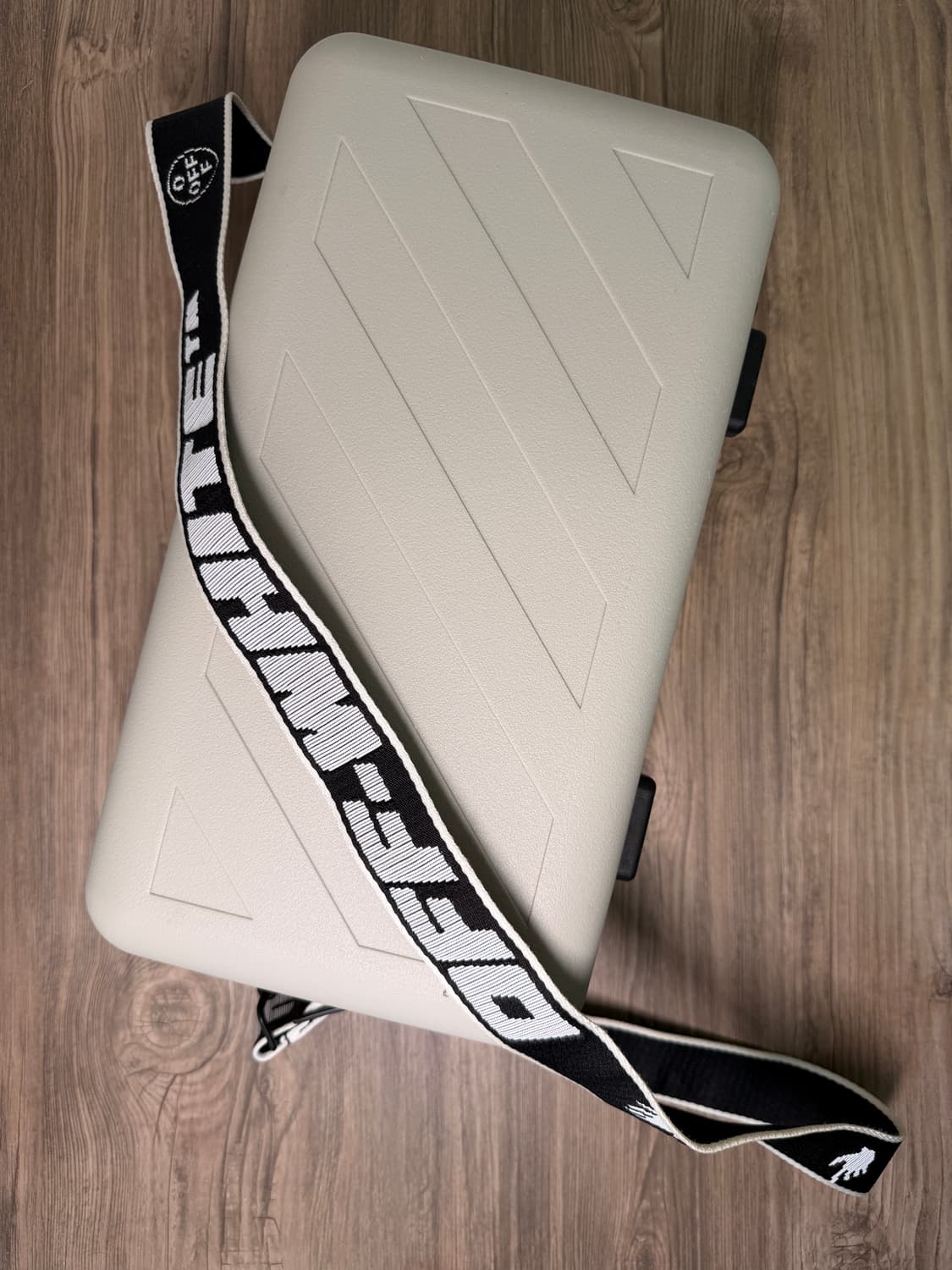 오프화이트 X 아모레 퍼시픽 프로텍션 박스 상품이미지2