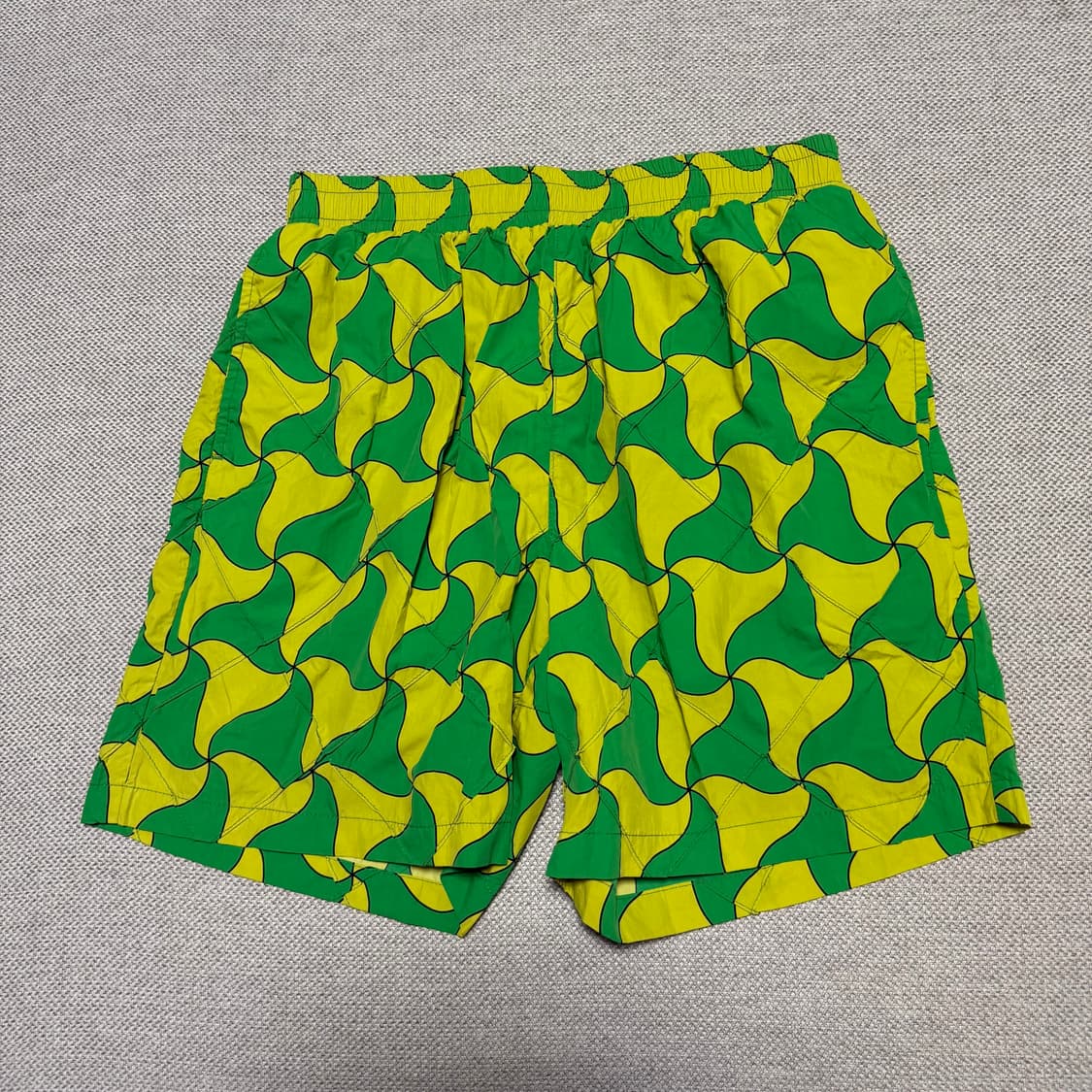 보테가 베네타 웨이비 트라이앵글 패턴 퀼팅 스윔팬츠 상품이미지1