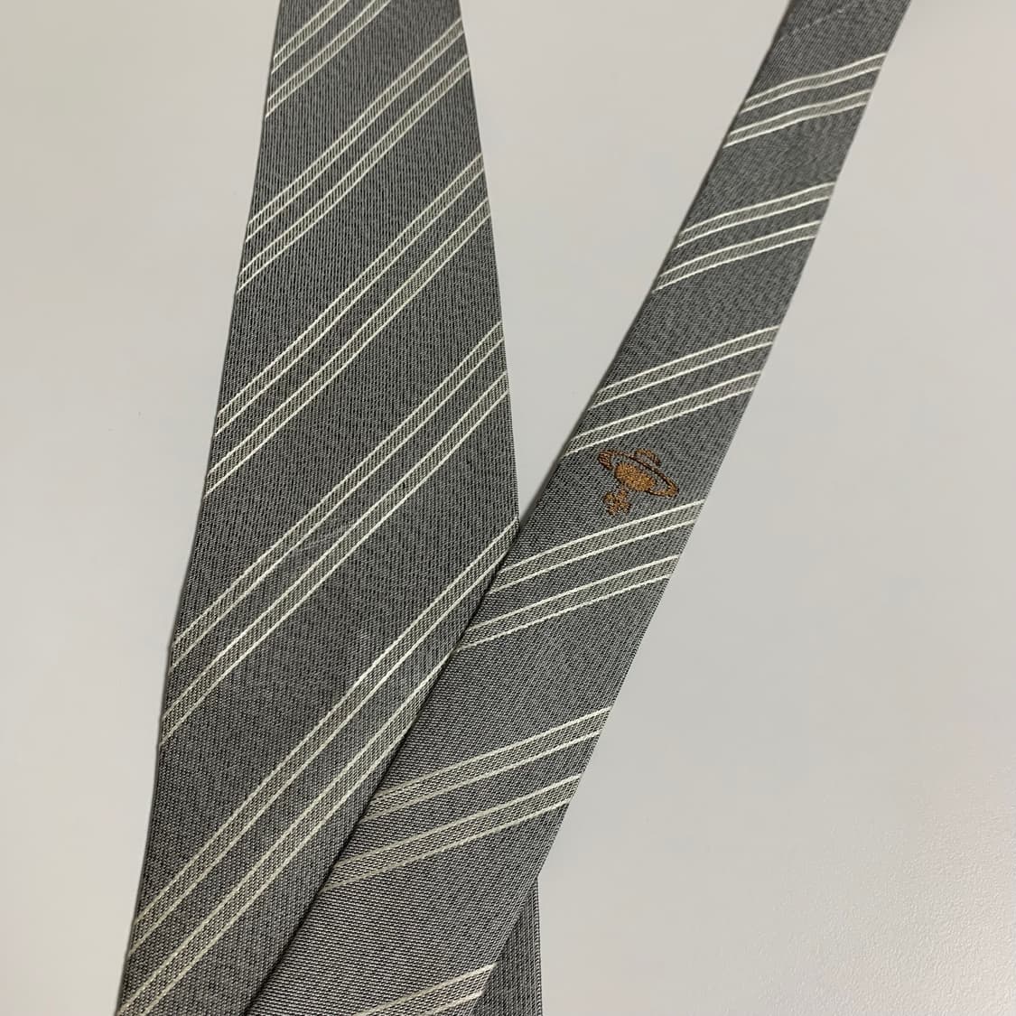 비비안웨스트우드 스트라이프 로고넥타이 명품 100실크 A+등급 8.8cm 상품이미지5