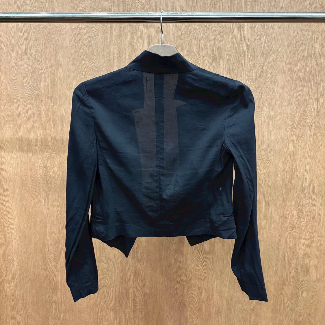 띠어리 긴팔 오픈 자켓 크런치 텍스처 포켓 어깨 셔링 디테일 슬림핏 블랙 상품이미지3