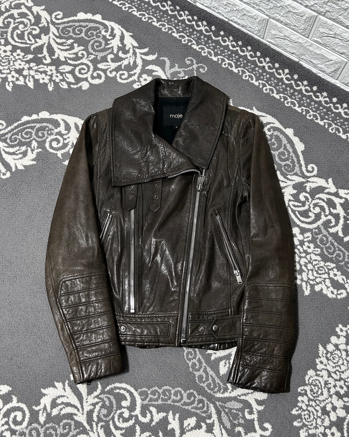 Maje 램스킨 사선 버클 하이넥 자켓 상품이미지5