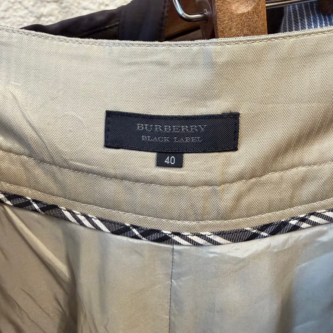 버버리 블랙 라벨 반바지 브레이드 트리밍 버튼 포켓 핀턱 디테일 베이지 상품이미지8