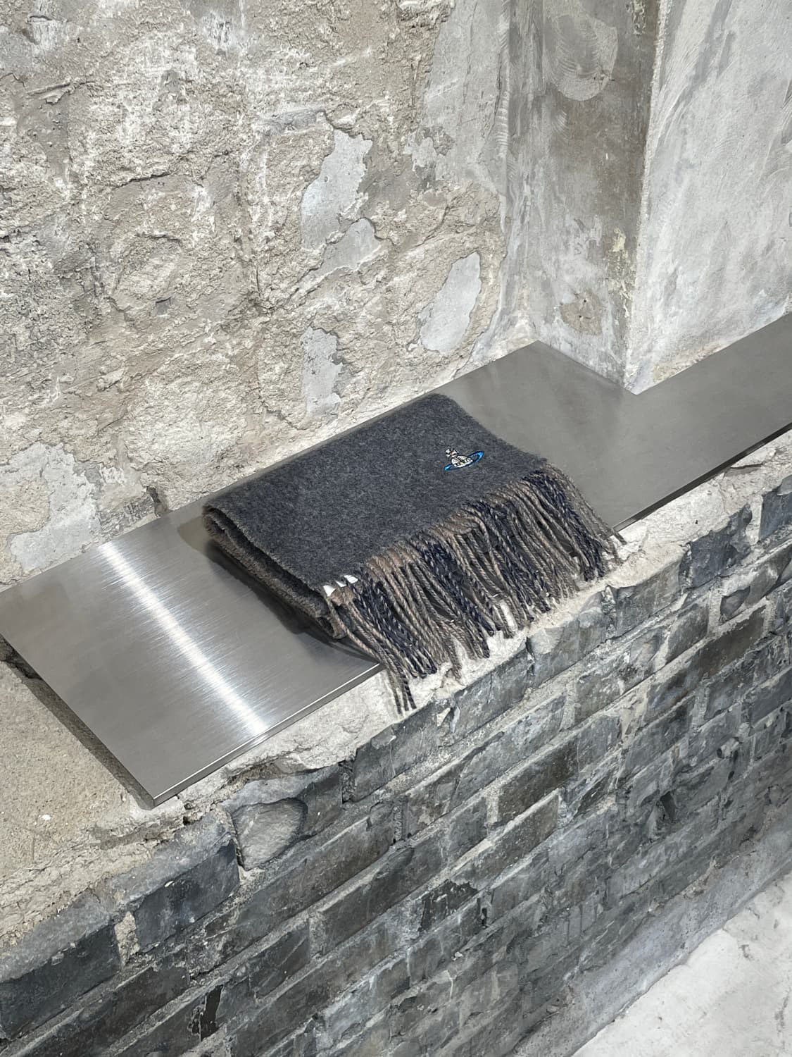 비비안 웨스트우드 차콜 빅 orb 로고 캐시미어 머플러 상품이미지1