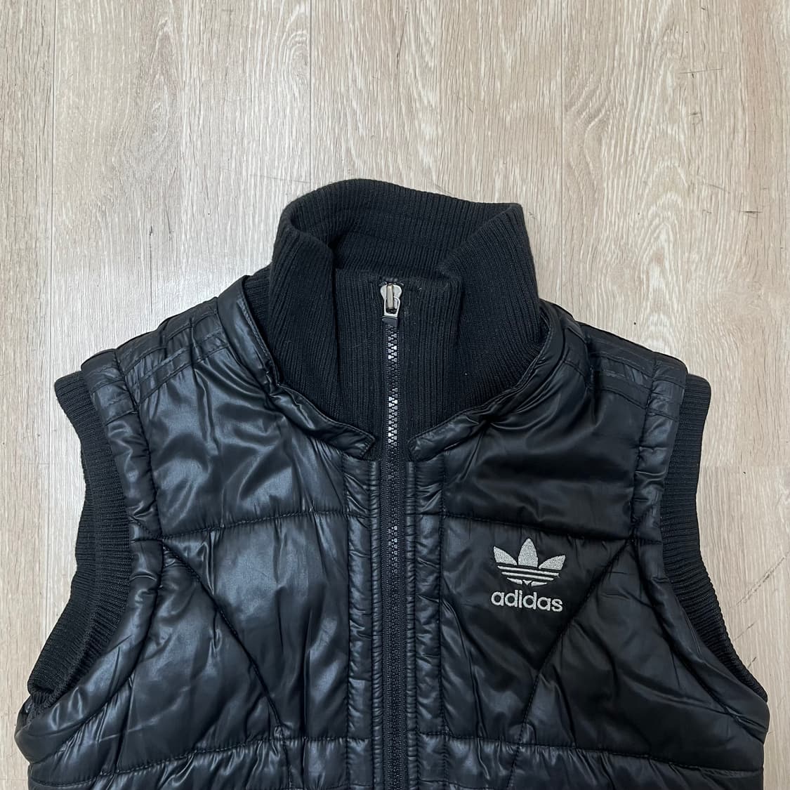 아디다스 여성 실버 로고 블랙 패딩 조끼 85사이즈 상품이미지3