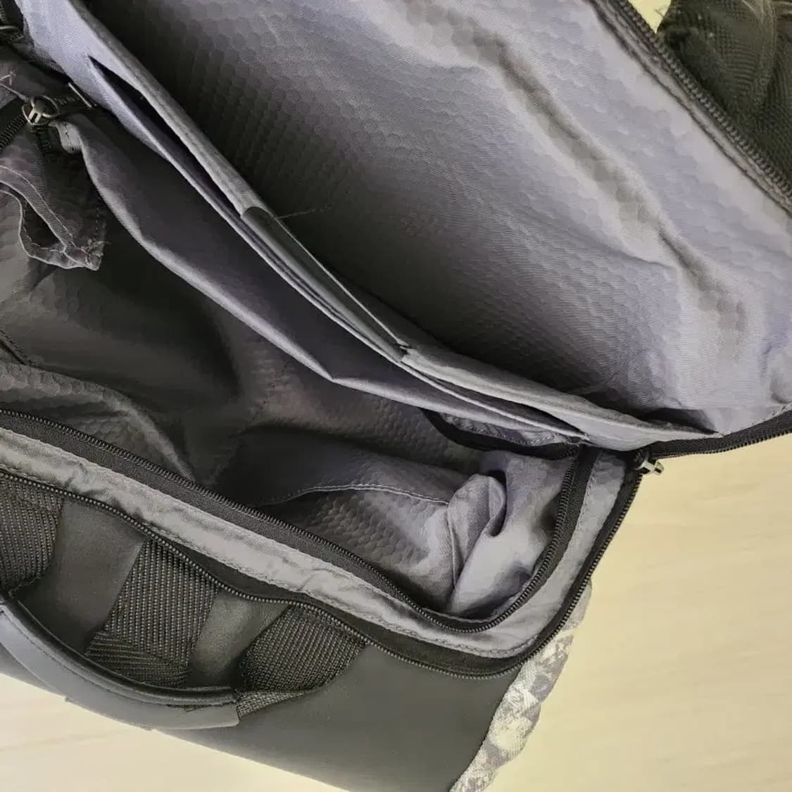 화이트 롤탑 투미 백팩 상품이미지4