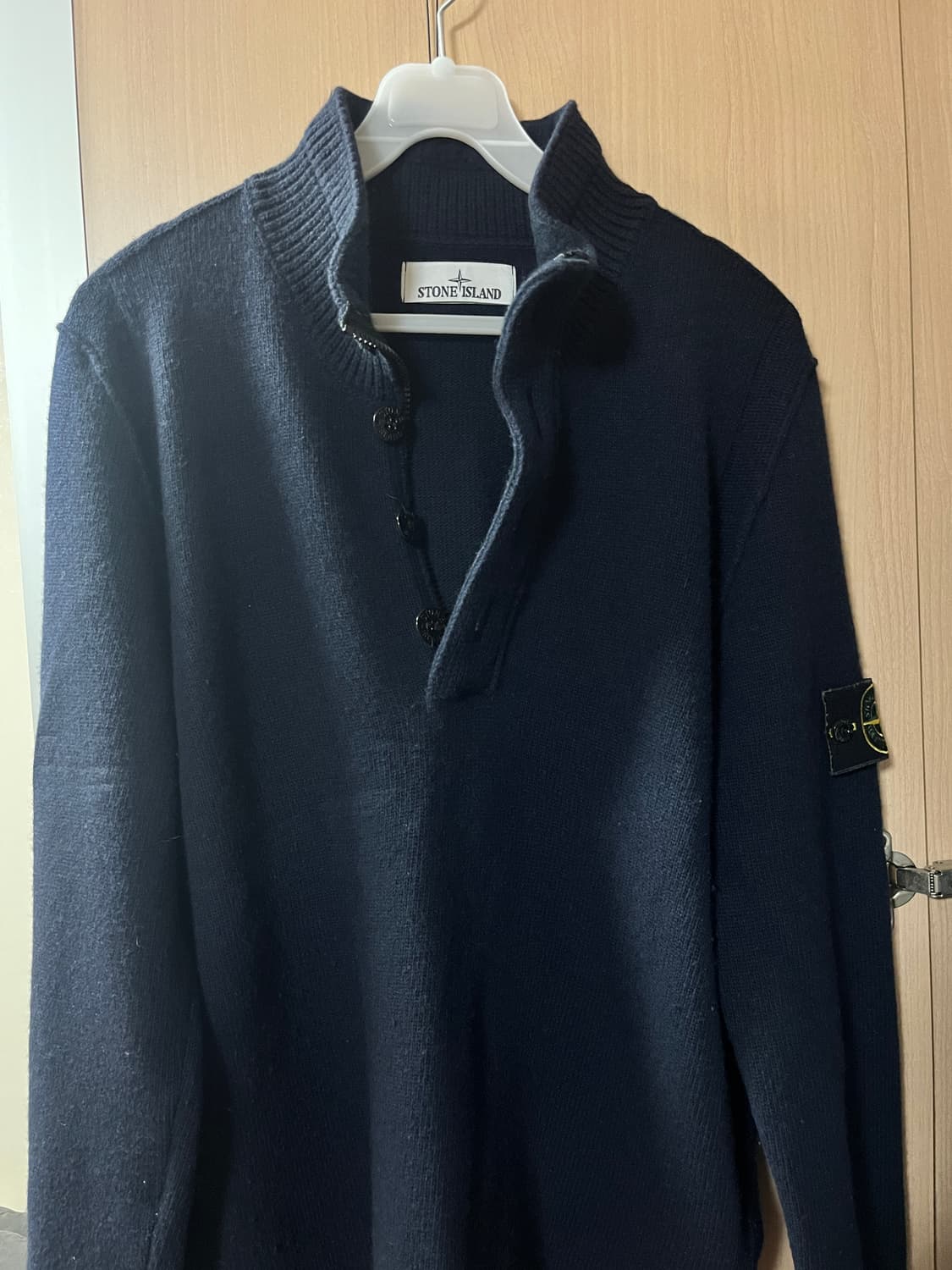 스톤 아일랜드 540A3 하이 넥 하프 버튼 램스울 니트 상품이미지2