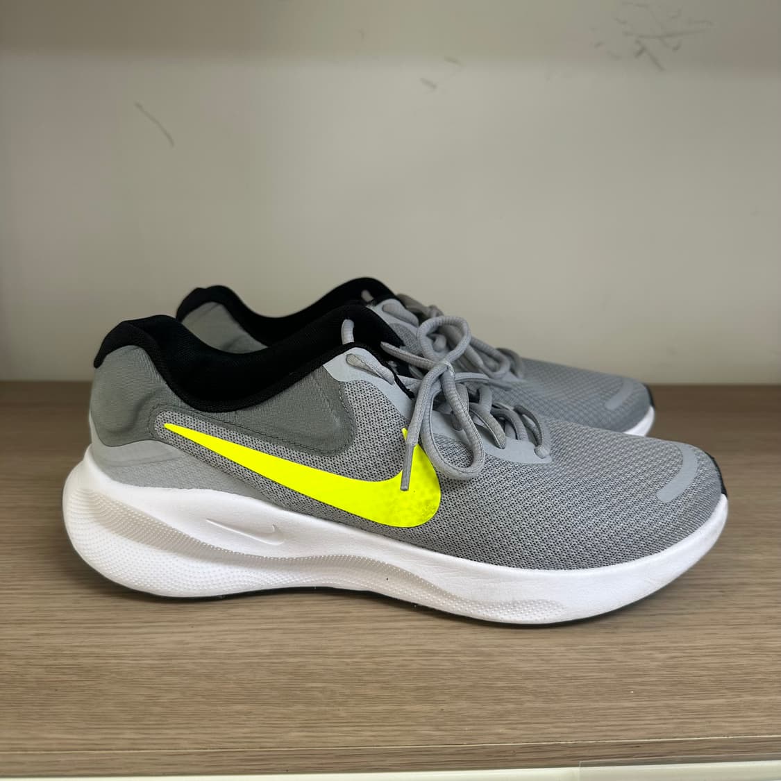 [265] 나이키 레볼루션 7 그레이 볼트 런닝화 상품이미지1
