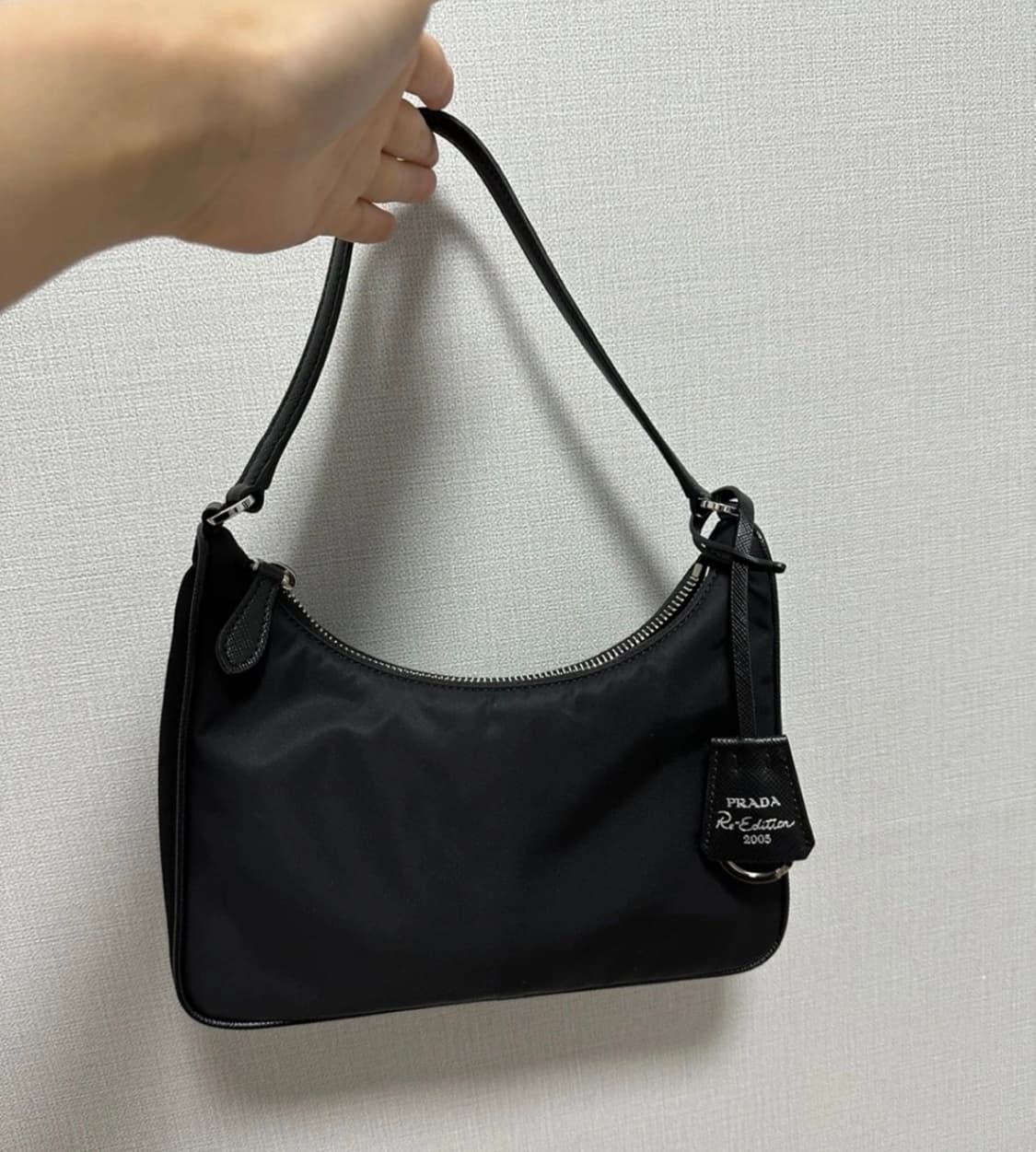 프라다 리에디션 2005 사피아노 트리밍 리나일론 호보백 블랙 상품이미지2