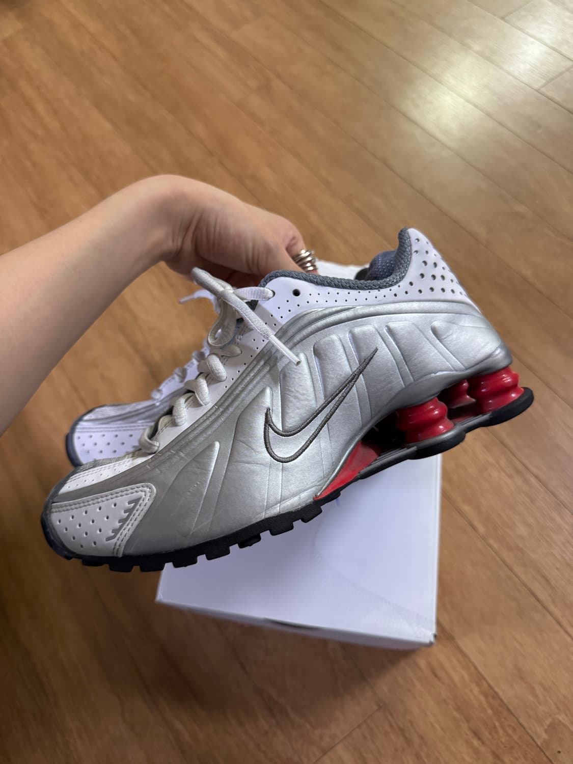 나이키 샥스 r4 메탈릭 실버 커멧 레드 상품이미지5