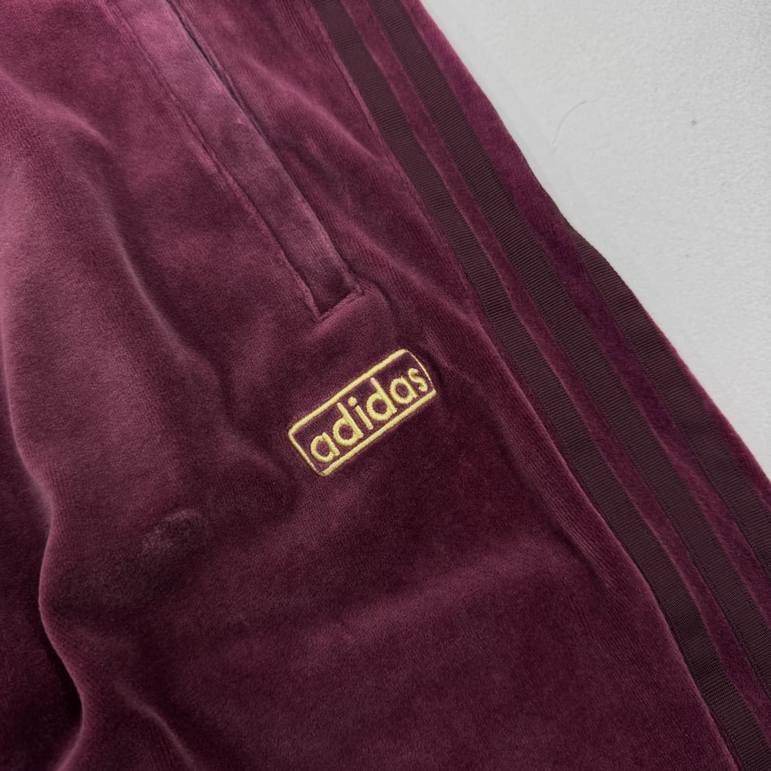 아디다스 벨벳 벨루어 버건디 삼선 트랙팬츠 상품이미지3
