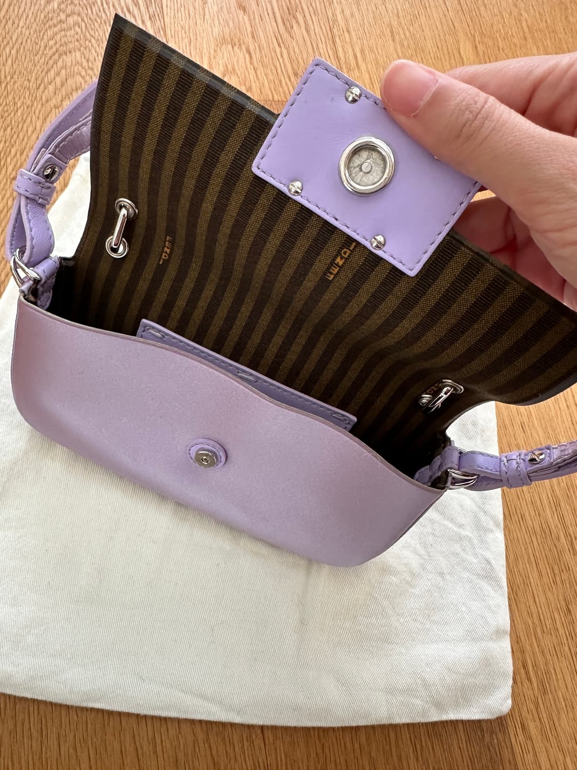 펜디 바게트 폰 파우치 라일락  상품이미지6