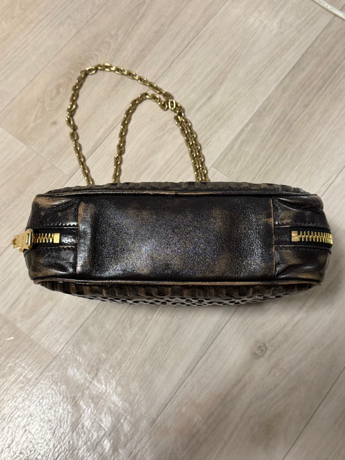 미우미우 엠보싱 로고 체인 숄더백 샌드커피 상품이미지6