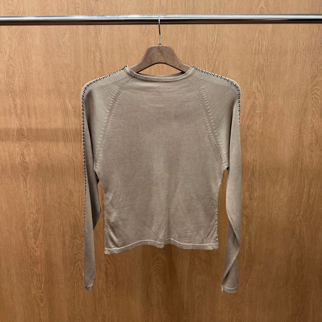 스피치오 라운드넥 실크 니트 비즈 장식 라인 디테일 레귤러핏 베이지 상품이미지2