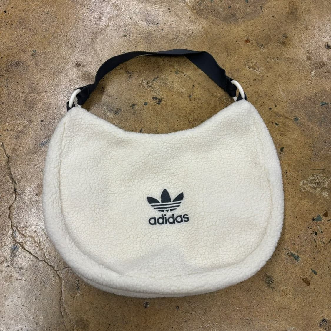 아디다스 화이트 뽀글이 플리스 숄더백 상품이미지2