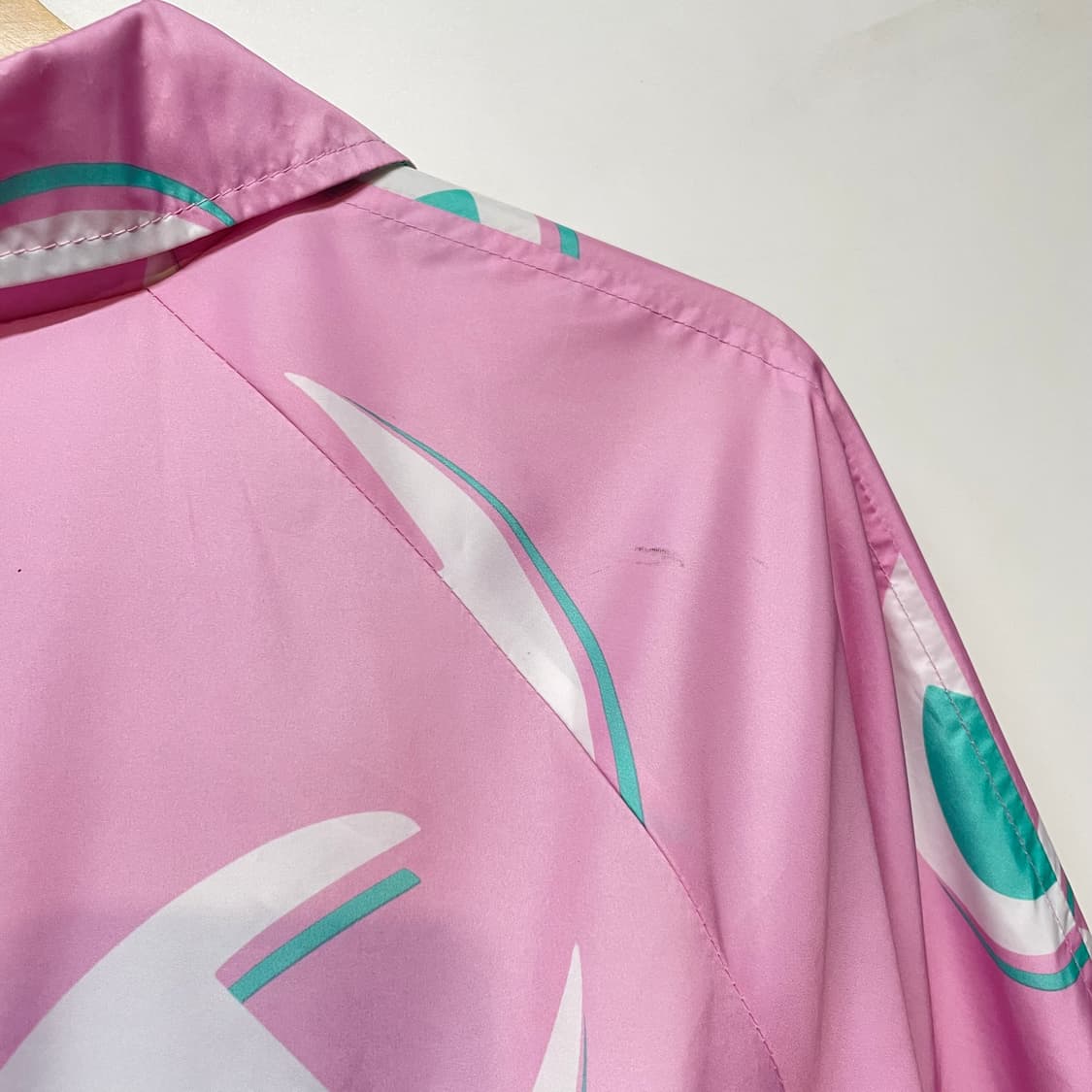챔피온 핑크 로고 패턴 코치 자켓 상품이미지3