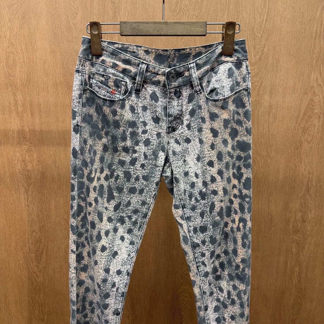 디젤 슬림 데님 팬츠 레오파드 패턴 레더 패치 워싱 디테일 핑크 그레이 상품이미지4