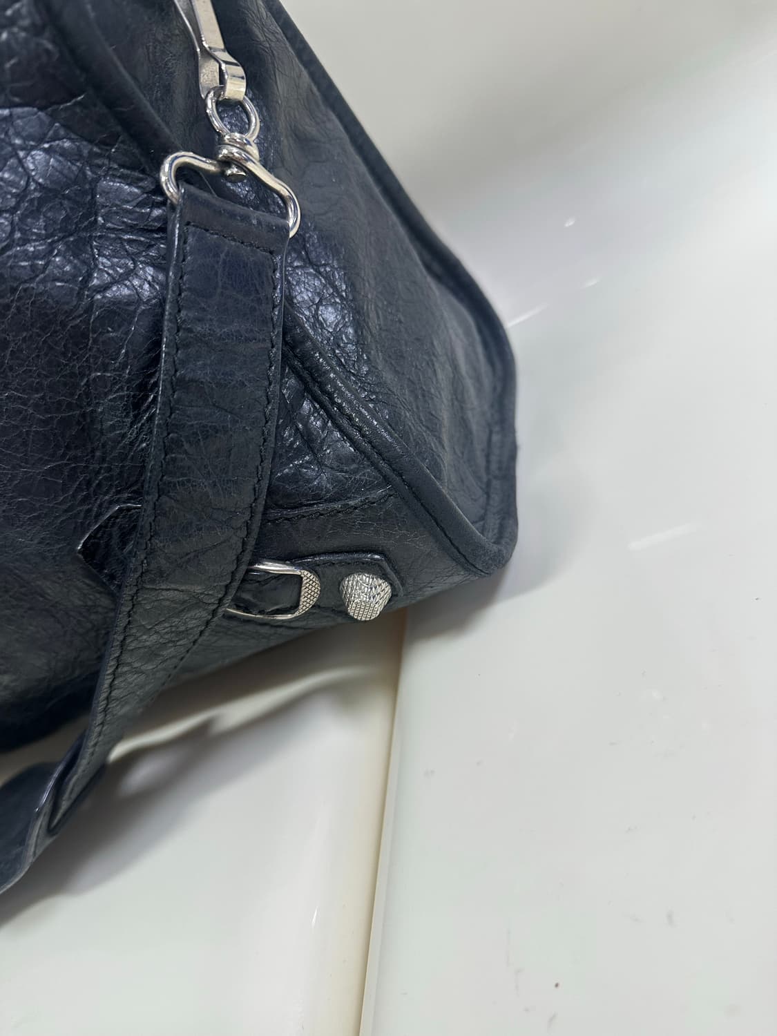 [A 정품] 발렌시아가 시티 모터백 미디움 블랙 상품이미지4