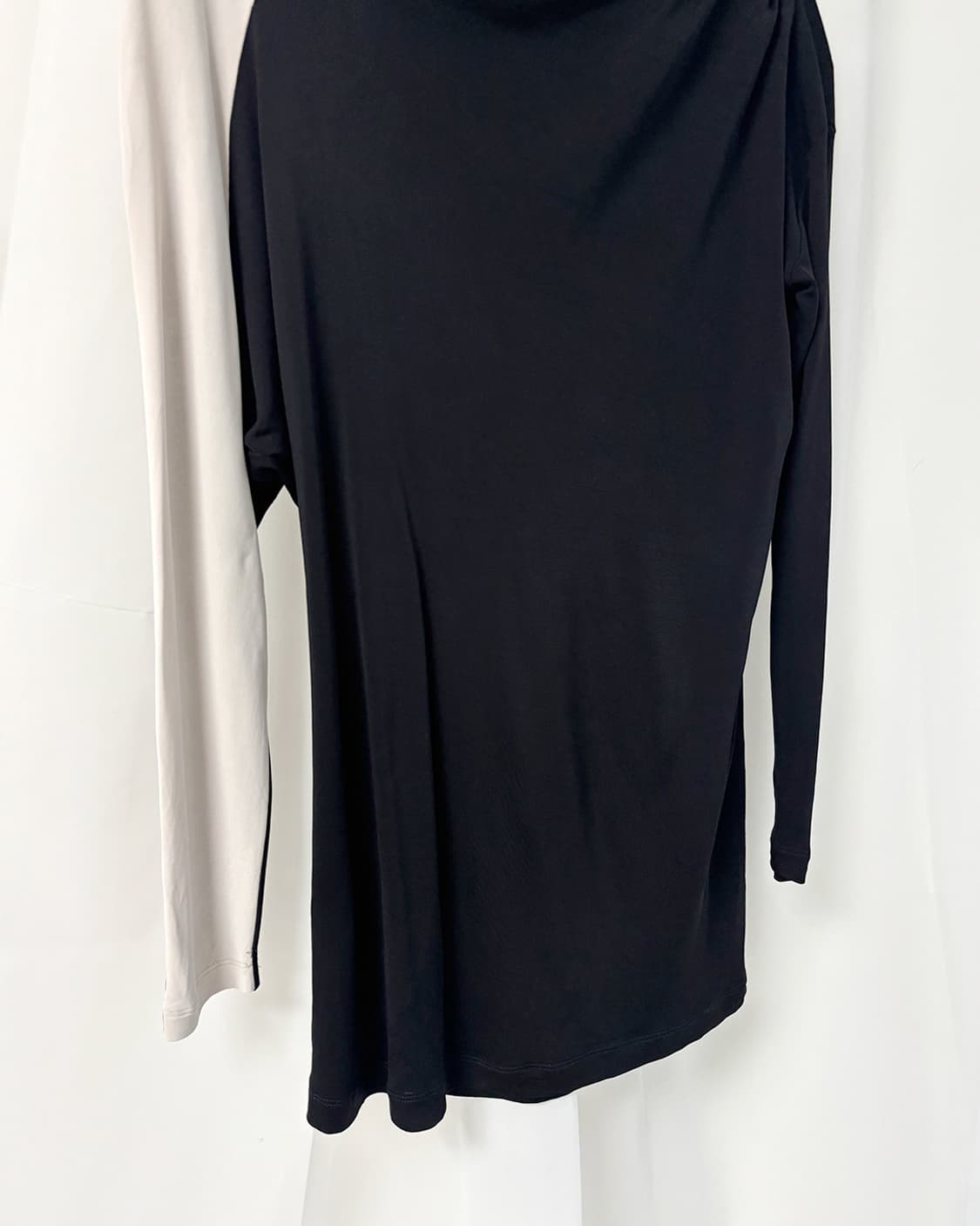 비대칭 암 배색 베이지 디자인 루즈핏 탑 상품이미지7