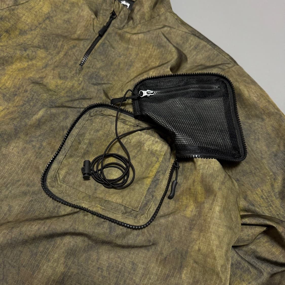 스투시(STUSSY) 카키컬러 리사이클 폴리 카모쿼터 집업 풀오버 자켓 상품이미지5