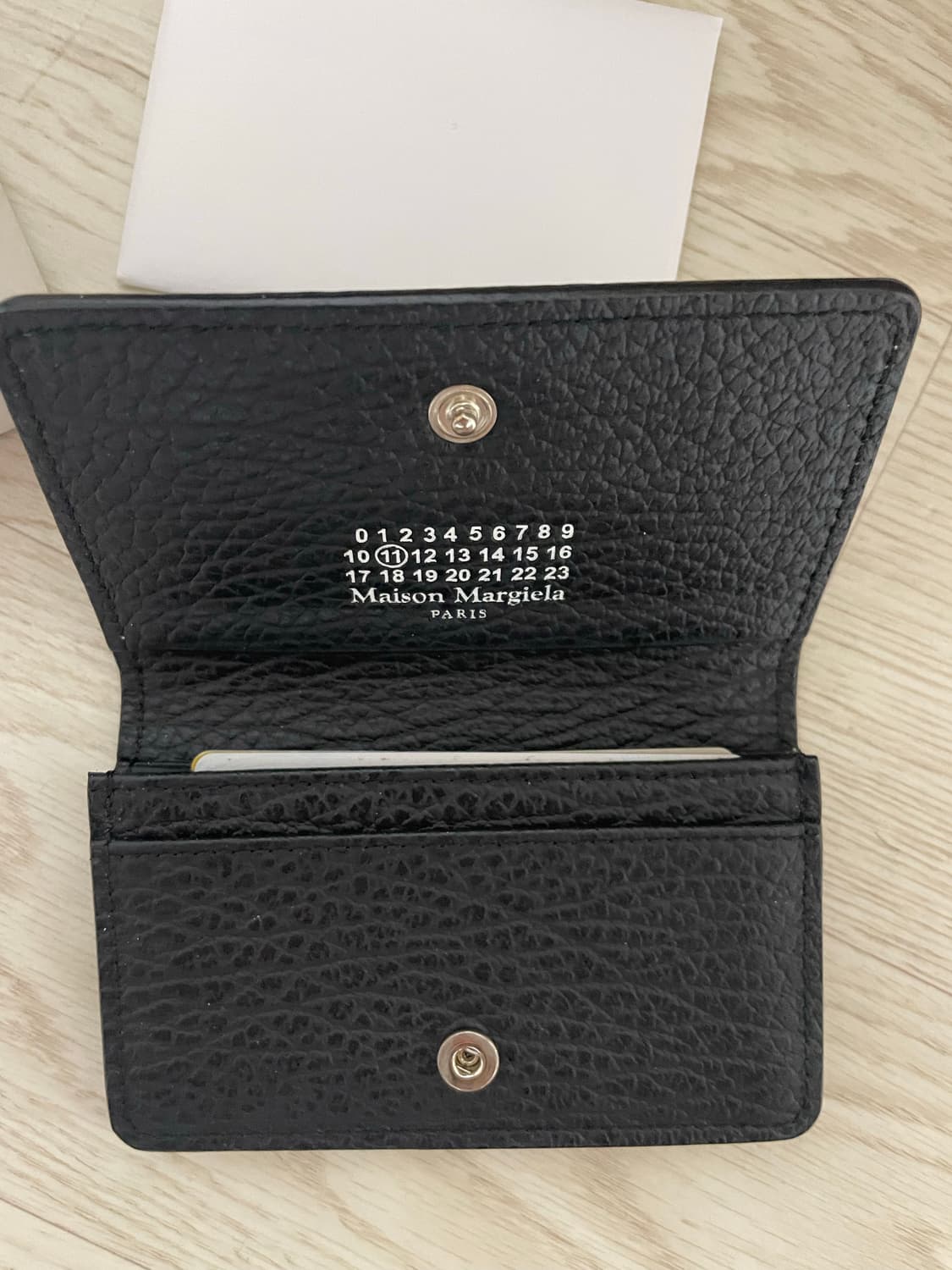 메종 마르지엘라 스티치 레더 플랩 카드 홀더 블랙 상품이미지4