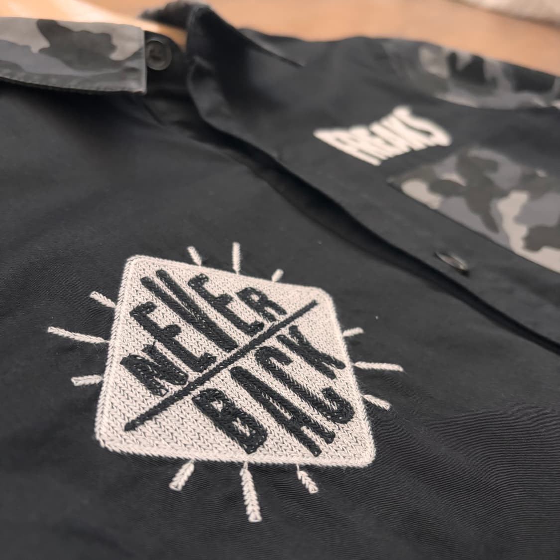 새제품 일본 스트릿 브랜드 카모 블랙 셔츠 2 사이즈 캔디스트리퍼 상품이미지6