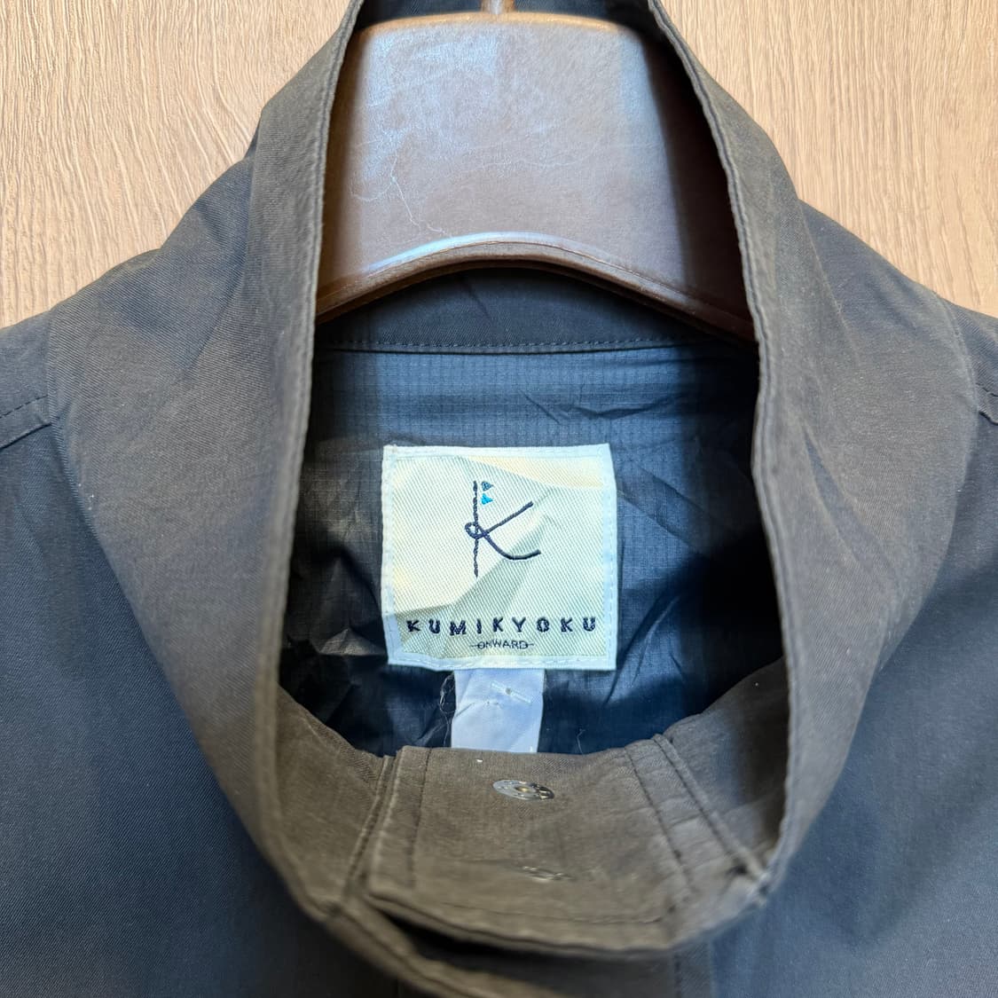 쿠미쿄쿠 하이넥 사파리 필드 자켓 히든 버튼 디테일 레귤러핏 차콜 상품이미지6