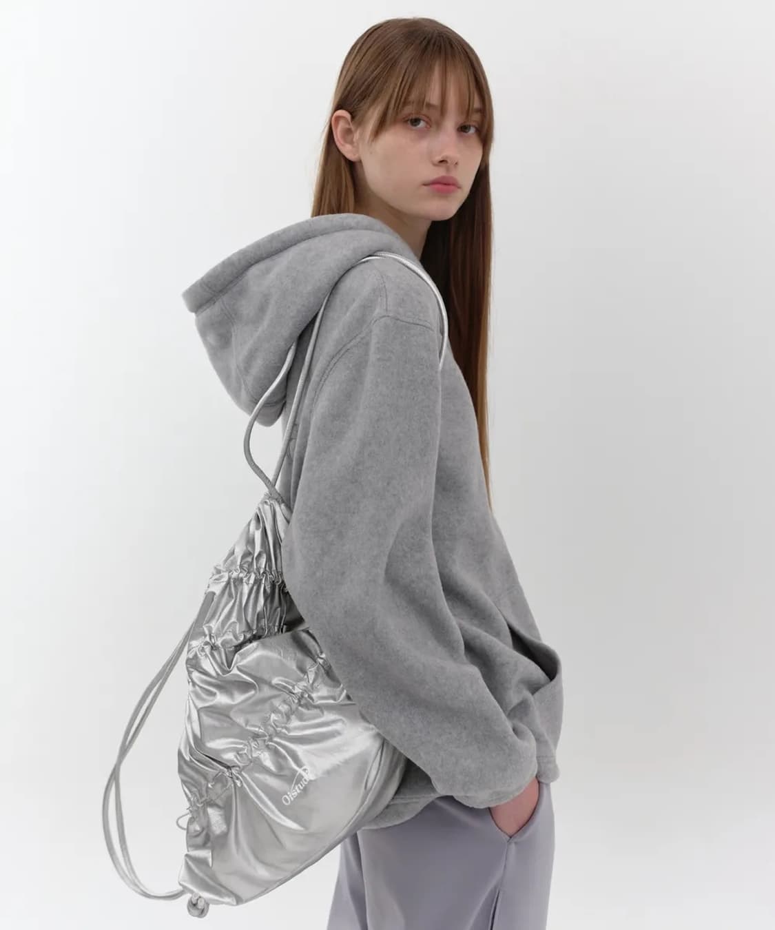 OIOI 코스모 로고 셔링 짐색 가방 실버 그레이 상품이미지2