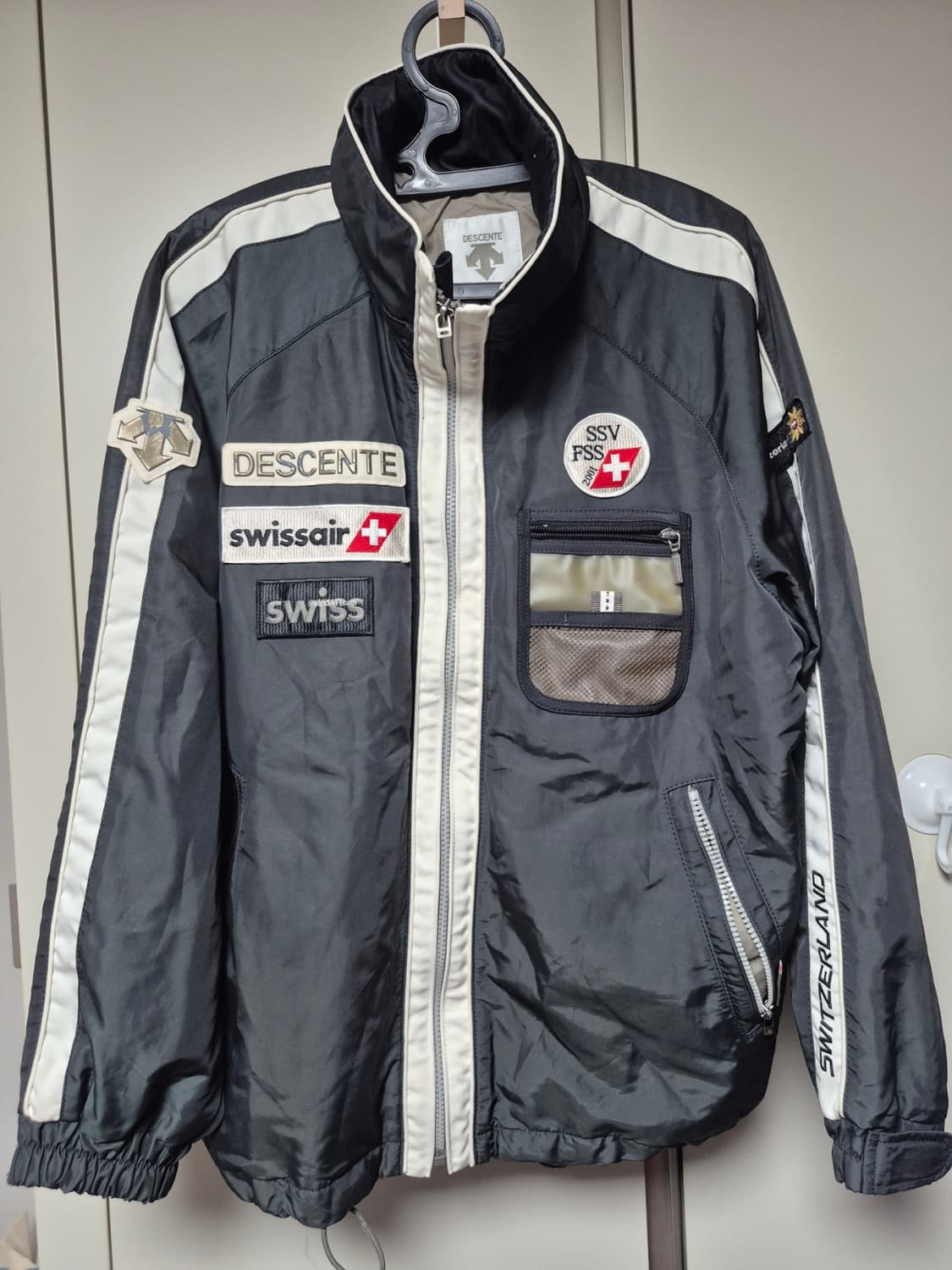 데상트 정품 스위스 스키팀 점퍼 잠바 사이즈100사이즈
팝니다
 상품이미지1