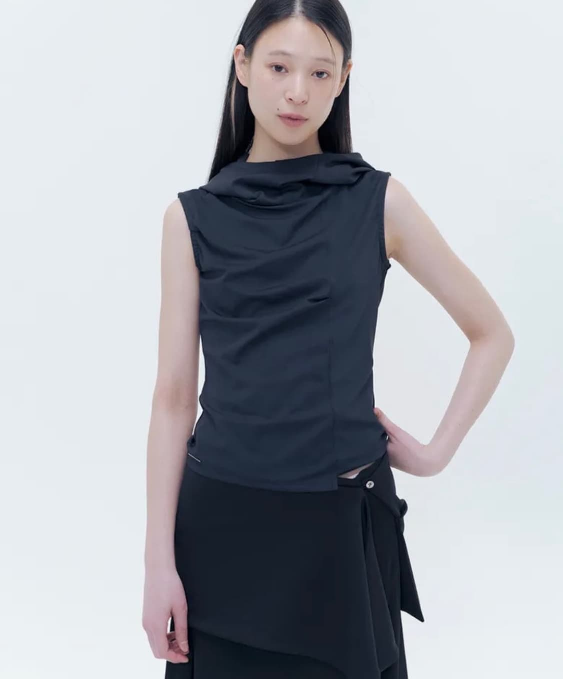 미세키서울 코울넥 핀턱 후드 슬리브 나시 상품이미지1