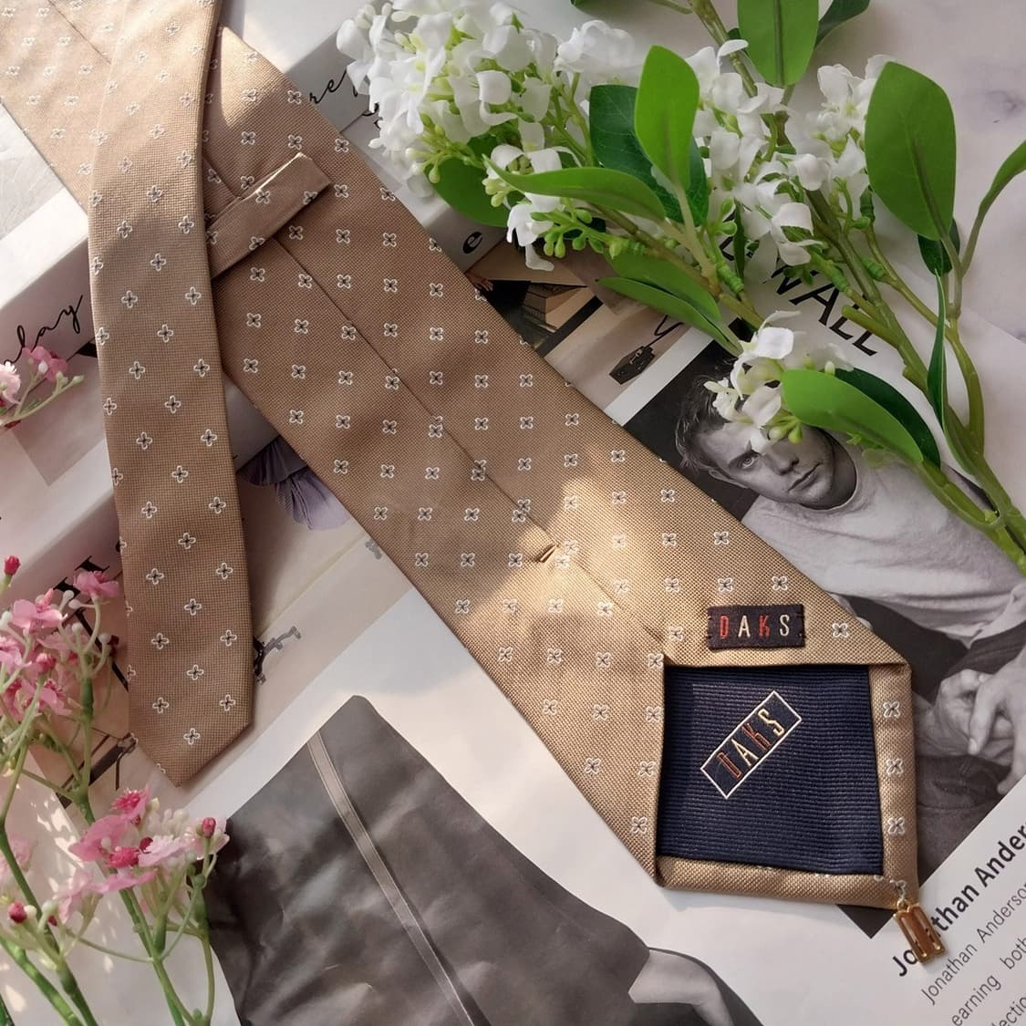 닥스 실크 베이지 플라워 모티브 넥타이 8.4cm A+등급 K1931
 상품이미지4