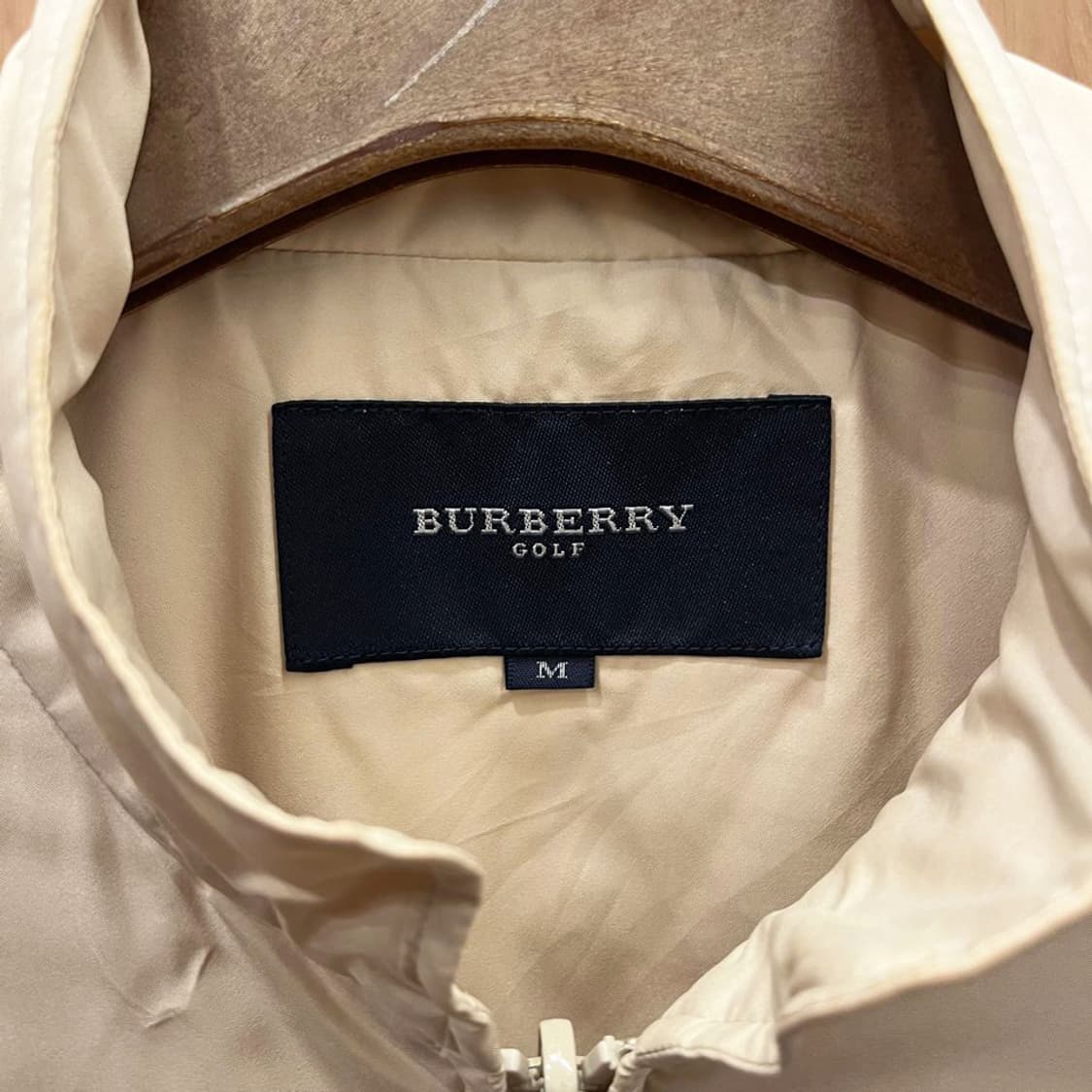 버버리 경량 패딩 베스트 스탠드 카라 밑단 포켓 라인 디테일 베이지 상품이미지6