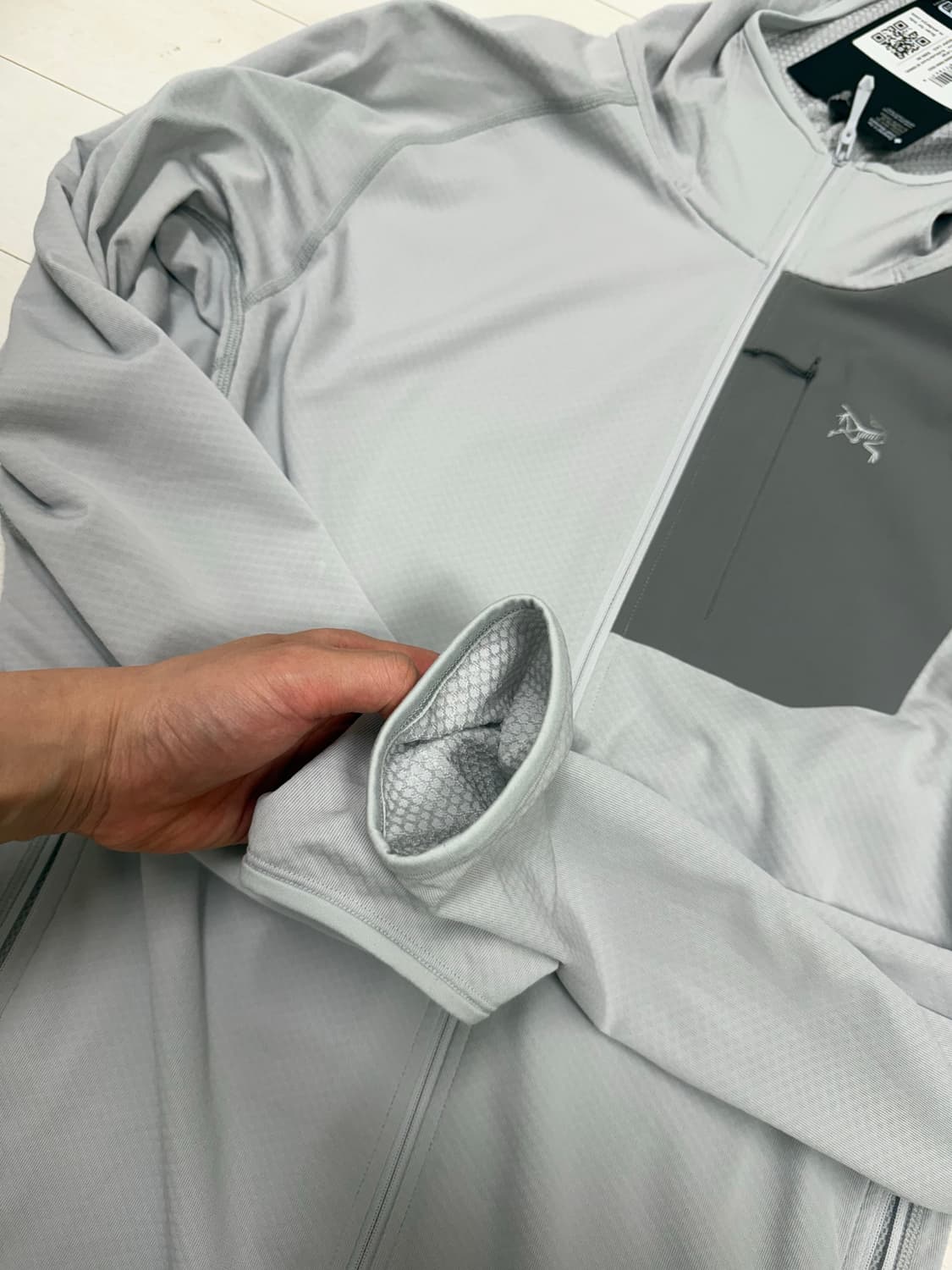 아크테릭스 델타 후디 L 사이즈  텍 달려있습니다! 하자 절대 X 상태  상품이미지3