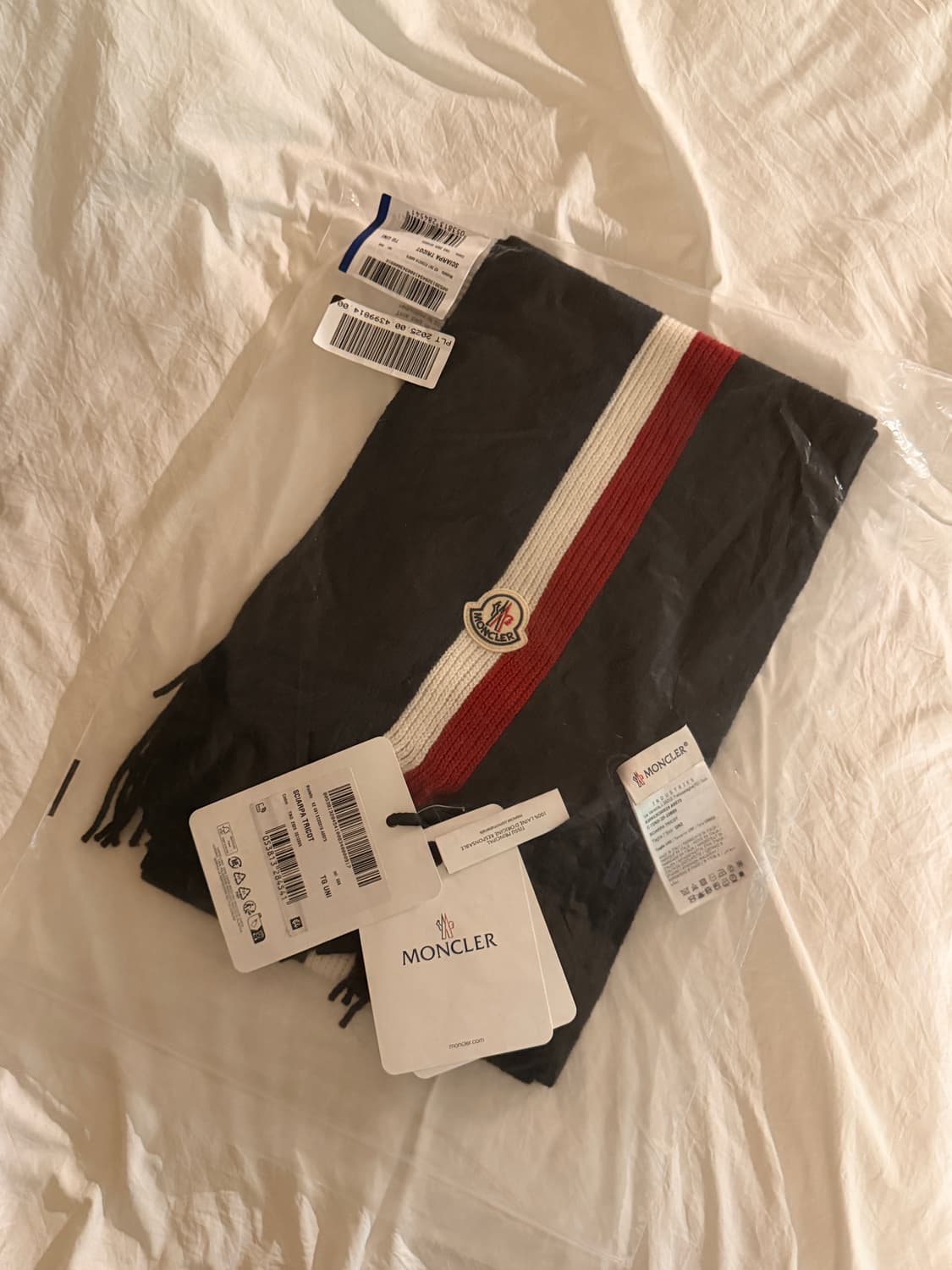 25FW몽클레어 트리 컬러 울 머플러 블랙 미개봉 상품이미지7