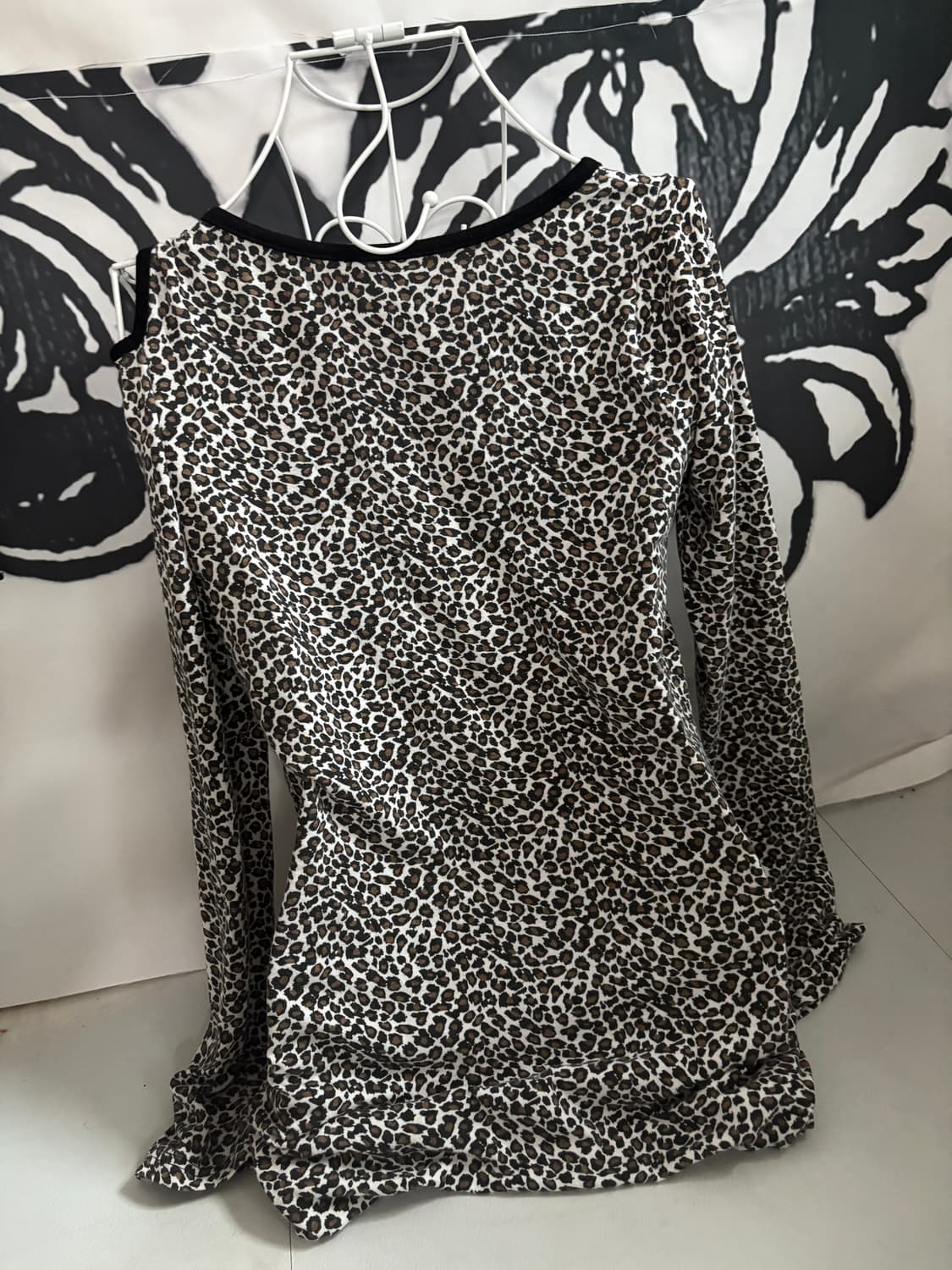 • Leopard Off-Shoulder Long Sleeve 상품이미지10