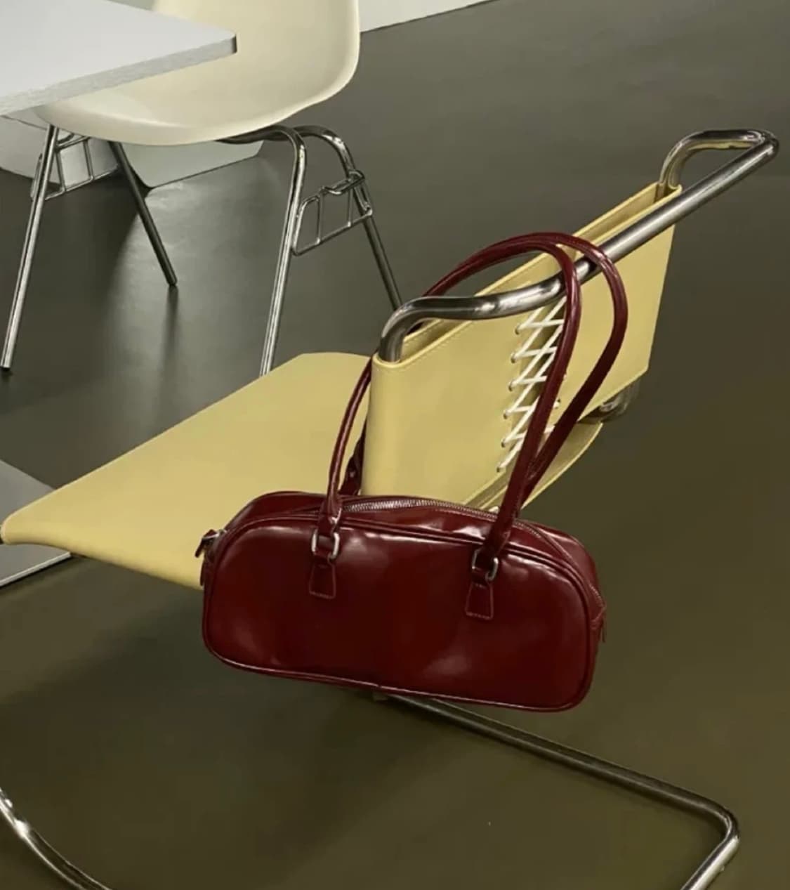 버건디 바게트 숄더백 상품이미지1