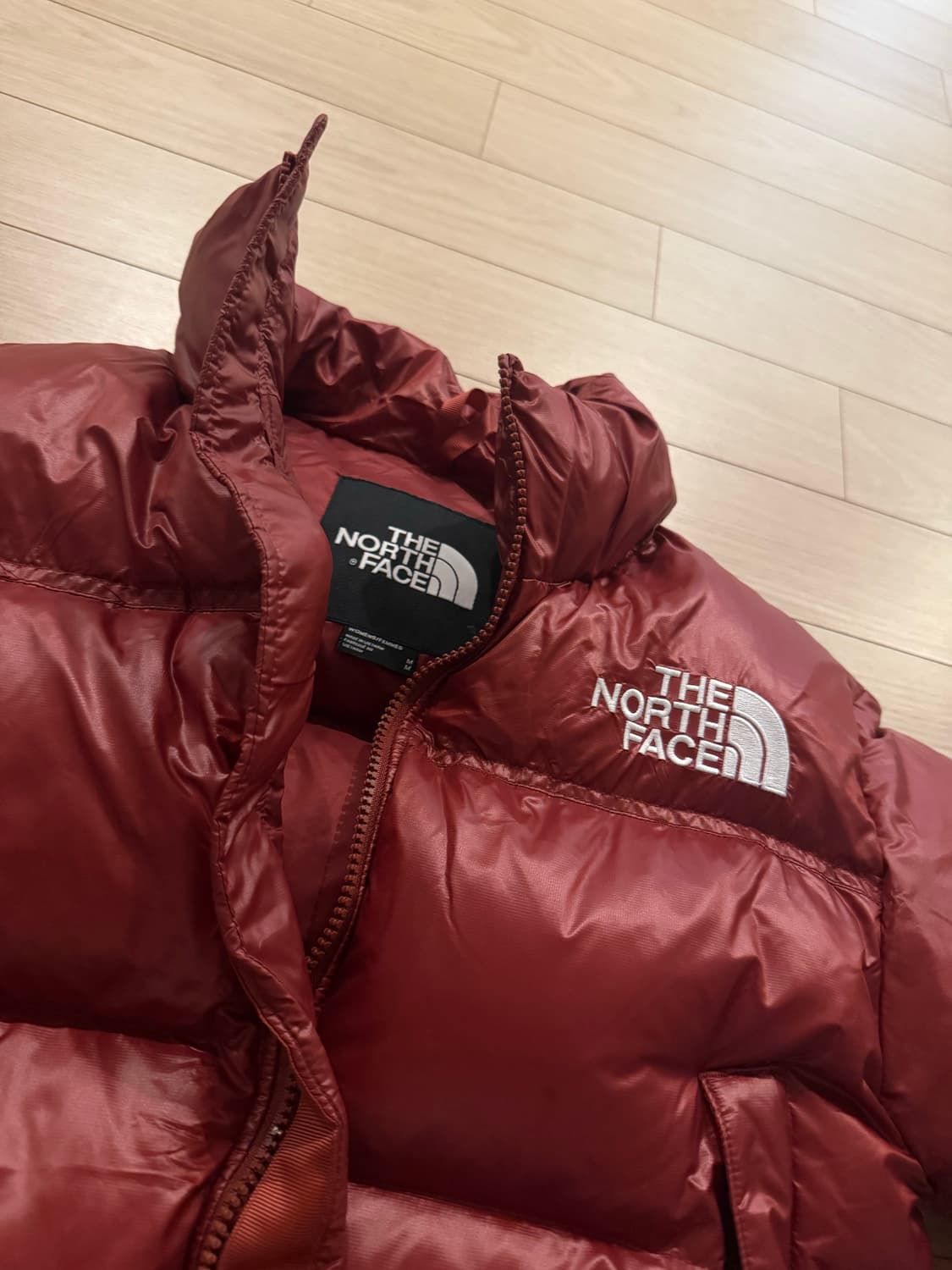 노스페이스 눕시 숏 크롭 패딩 와인 레드 상품이미지3