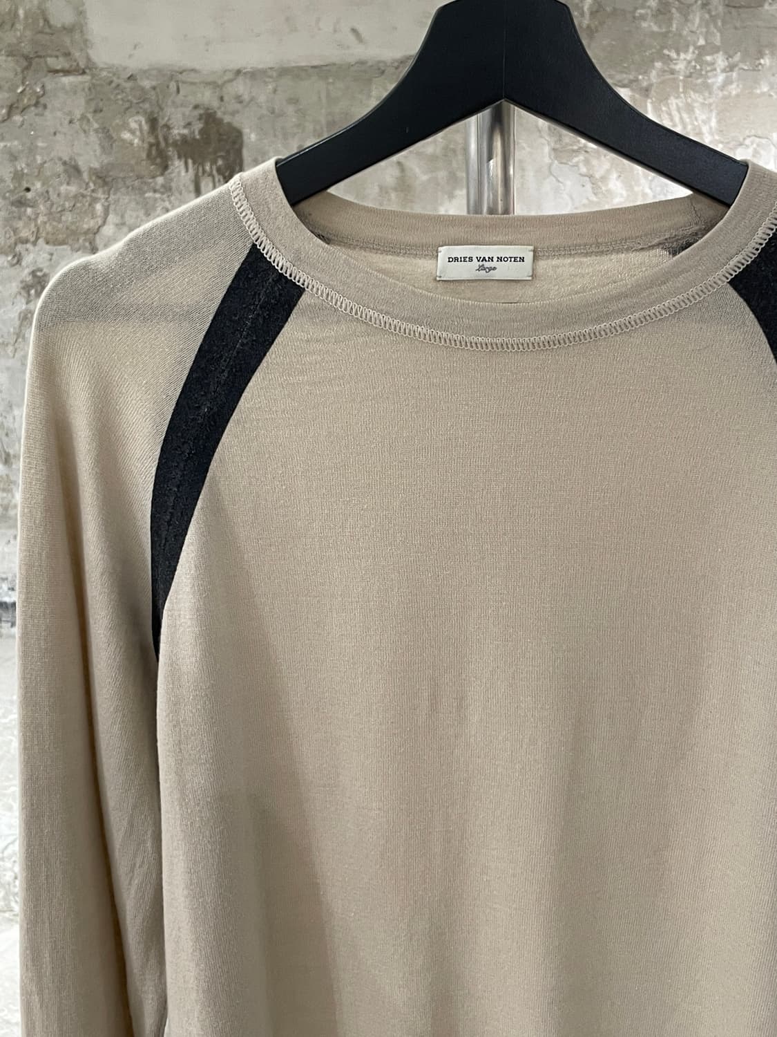 드리스 반 노튼 라이트 베이지 패널 돌먼 슬리브 씬 니트 상품이미지2