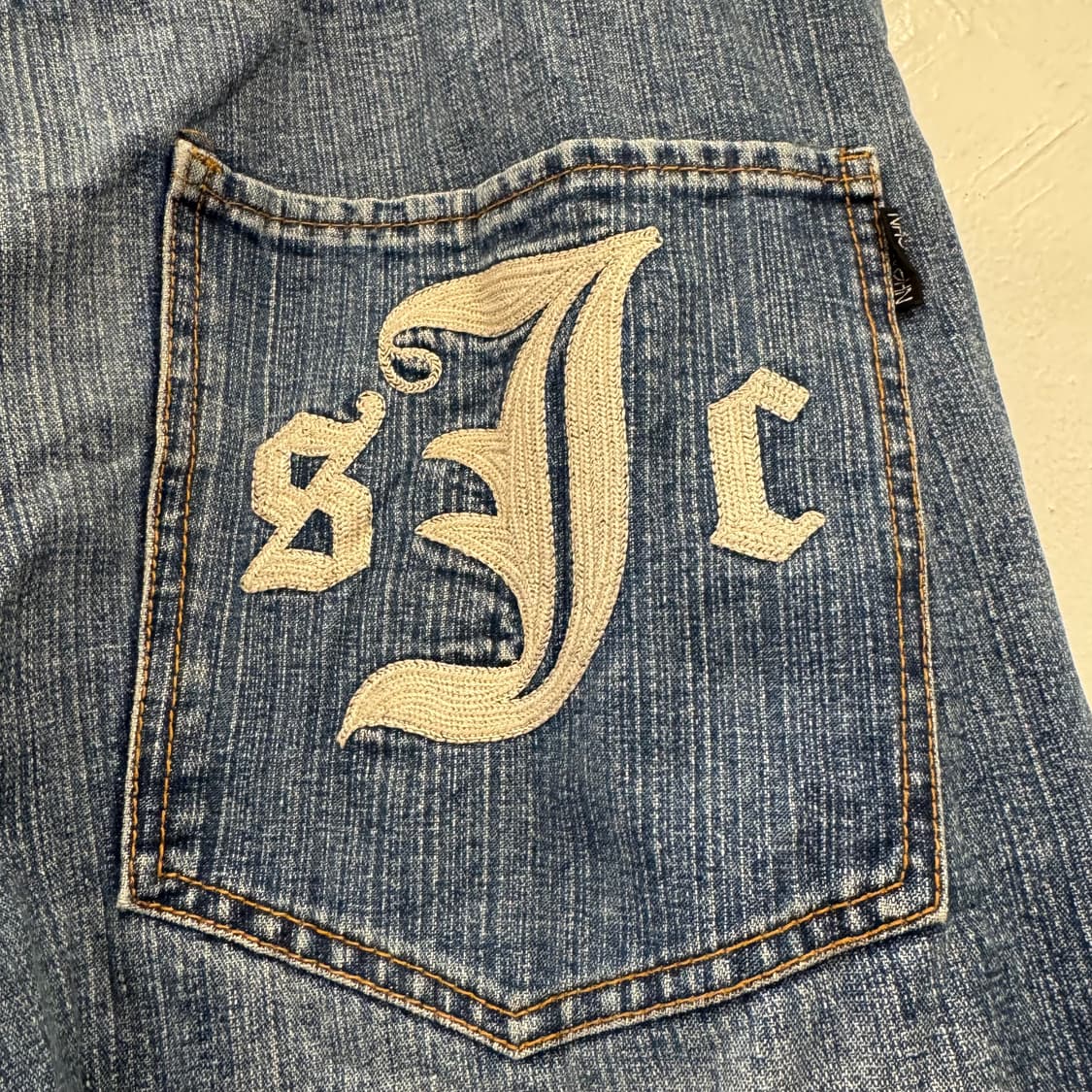 션존 포켓 자수 데님 팬츠

 상품이미지3