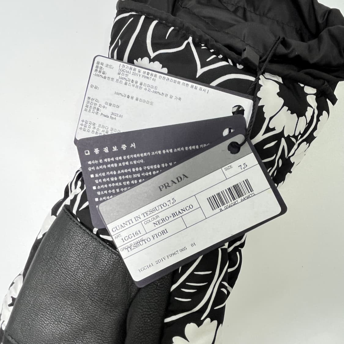 새상품 프라다 패딩 장갑 트라이앵글 로고 플라워 블랙 상품이미지9