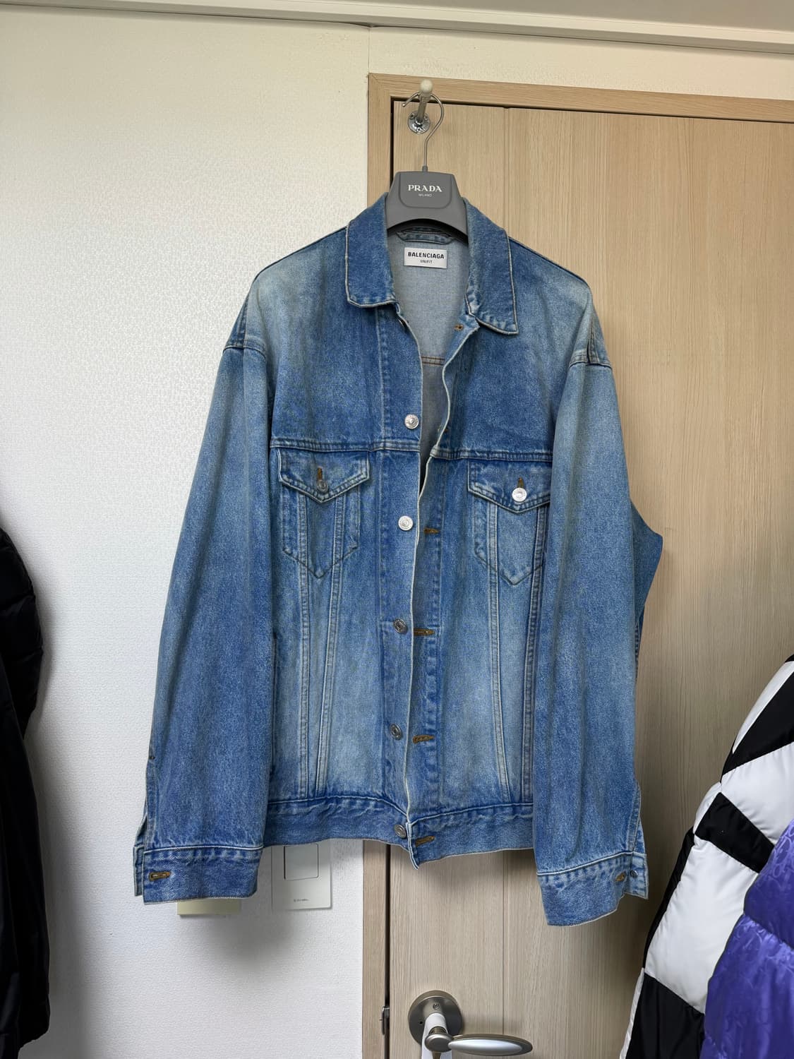 [S] 발렌시아가 BB 스프레이 데님 오버핏 자켓 상품이미지4