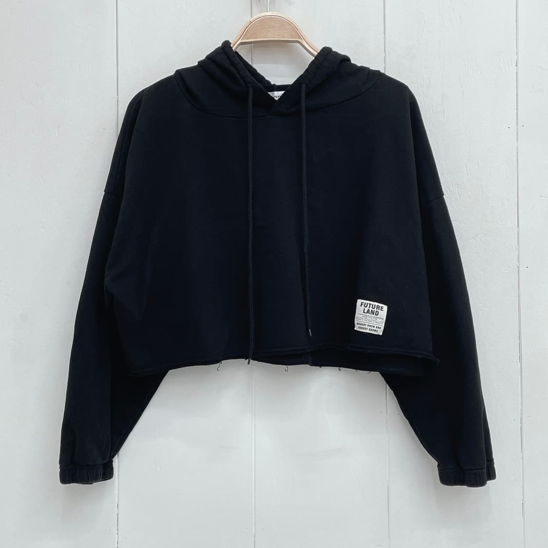 그램(Gram) 퓨처랜드 패치 컷오프 크롭 후드티 블랙 상품이미지3