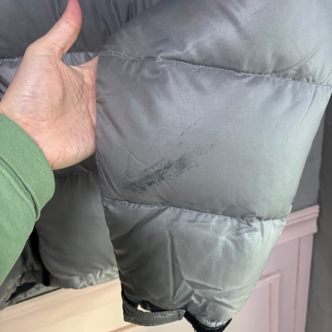 노스페이스 700 센터로고 눕시 구스다운 패딩 실버 그레이 상품이미지5