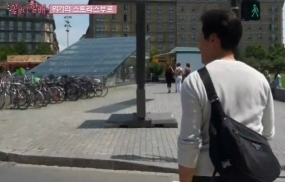 프라다 바이커백 미듐사이즈 상품이미지1