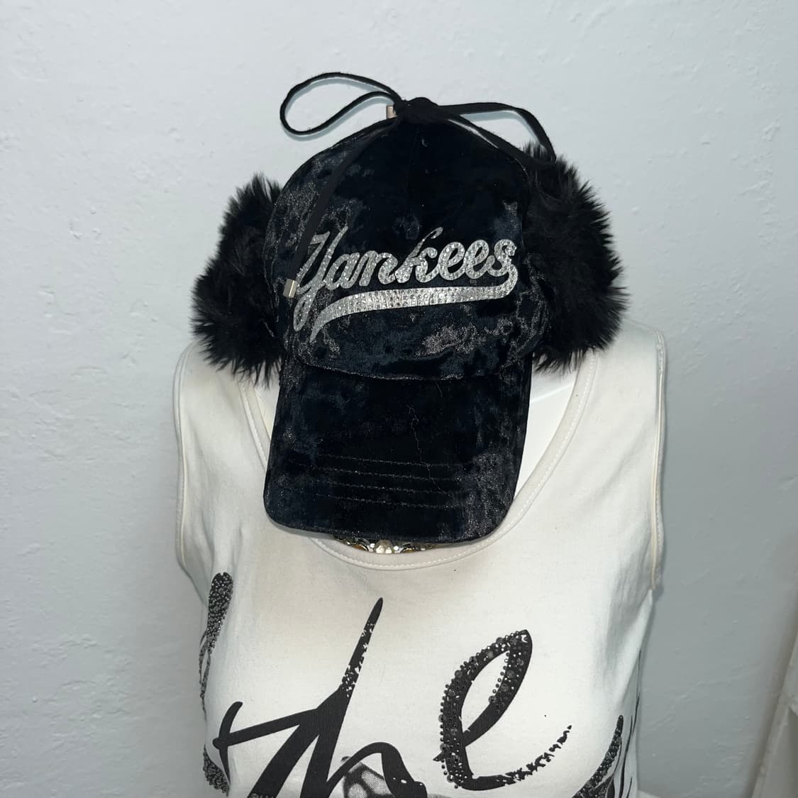 MLB 양키즈 벨벳 퍼 트리밍 캡 상품이미지1